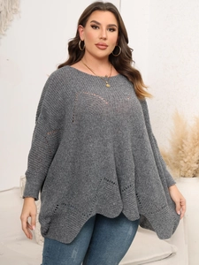Detailaufnahme grauer Oversize-Strickpullover mit Pointelle-Chevron-Muster und Rundhals