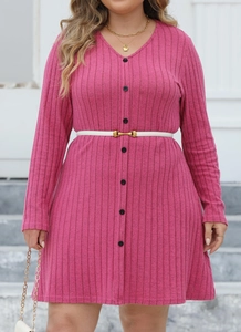 Détail d'une robe en maille côtelée grande taille avec col en V et ceinture fine