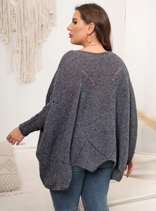Detail eines dunkelgrauen Strickpullovers mit V-Ausschnitt am Rücken und Rippbündchen