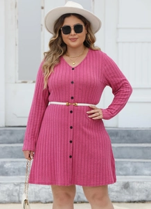 Détail de la robe côtelée rose rouge à col en V avec boutons noirs et fine ceinture blanche