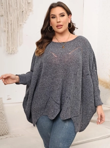 Detailansicht grauer Oversize-Strickpullover mit Fledermausärmeln und Lochmuster-Details
