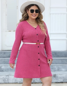 Détail de la robe côtelée rose avec boutons et ceinture blanche dotée d'une boucle dorée