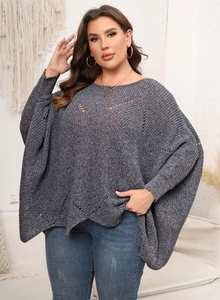 Detail von grauem Oversize-Strickoberteil mit Fledermausärmeln und V-Ausschnitt