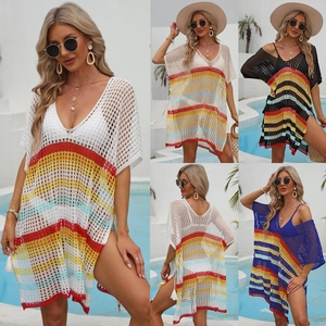 Détail de la robe de plage en maille crochetée à rayures colorées et fentes latérales