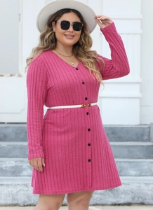 Détail de la robe en maille côtelée rose avec boutons décoratifs et ceinture blanche