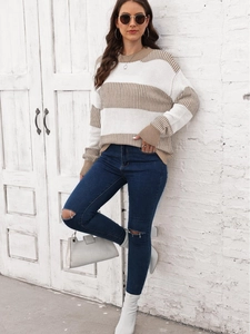 Pull femme décontracté col rond avec rayures contrastées beiges et blanches chic