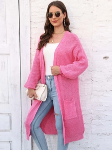 Cardigan lungo rosa in maglia grossa con grandi tasche laterali e maniche a sbuffo