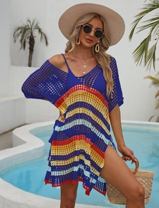 Détail de la tunique de plage en crochet avec rayures colorées et fentes latérales
