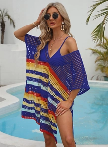 Gros plan sur la maille ajourée et les rayures colorées de cette robe de plage au crochet