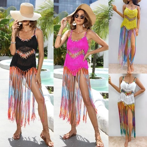 Vue détaillée de la robe de plage crochetée avec des franges colorées en dégradé
