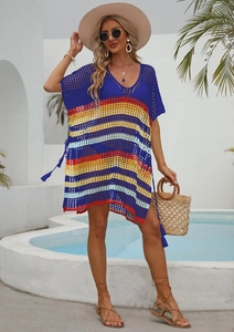Détail de la robe de plage crochetée avec rayures multicolores et fente latérale nouée
