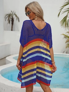 Détail de la tunique de plage en crochet à rayures colorées et liens à glands latéraux
