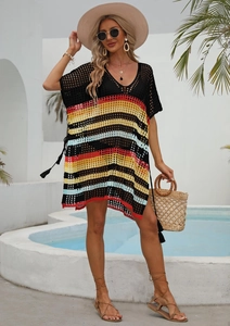 Détail du cache-maillot de plage au crochet multicolore avec motif en maille ajourée