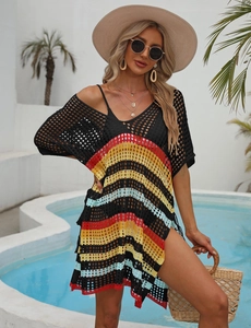 Détail de la robe de plage en maille rayée colorée avec fentes latérales pour vacances
