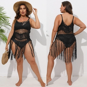 Motifs au crochet détaillés et longues franges de la robe de plage noire grande taille