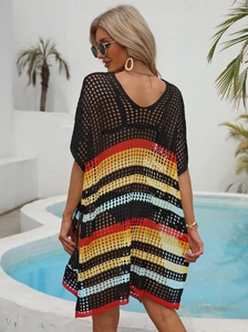 Vue arrière d'une robe de plage au crochet à rayures colorées et texture en résille