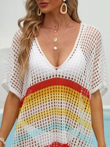Détail du cache-maillot en crochet blanc avec rayures colorées et maille ajourée