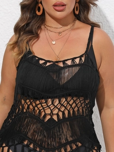 Détail de robe de plage au crochet noir avec franges et collier à pendentif coquillage