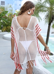 Détail de la tunique de plage blanche au crochet avec rayures rouges et franges longues