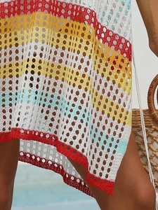 Détail du tissu en maille crochetée colorée avec rayures rouges jaunes bleues et blanches