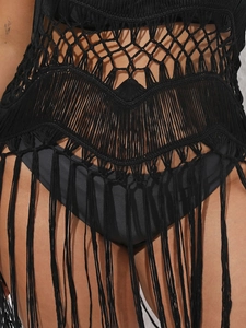 Détails de la robe de plage noire au crochet avec motifs ajourés et finitions à franges