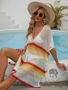 Robe de plage au crochet blanc avec rayures colorées et design à col en V