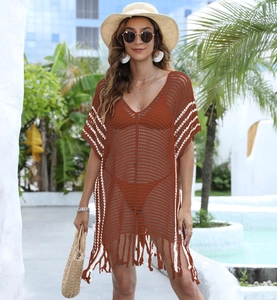Détail de la robe de plage en crochet avec rayures blanches et longues franges