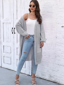 Cardigan lungo da donna grigio chiaro con maniche a lanterna e tasche laterali, stile casual
