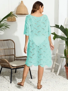 Detailansicht der mintgrünen Häkel-Strandtunika mit gewelltem Lochmuster-Design