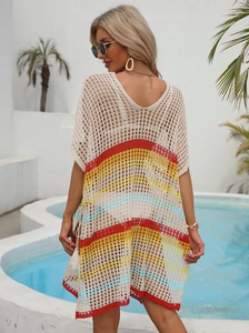Détail de la robe de plage en crochet multicolore montrant la maille ajourée et les glands