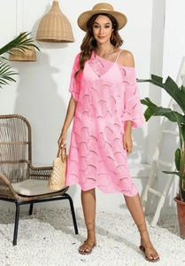 Detail der rosa Häkel-Strandtunika mit Wellenstrickmuster und durchbrochenem Design