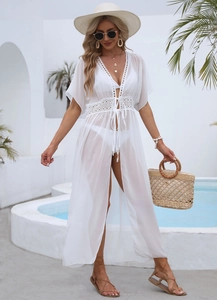 Détail du cache-maillot en mousseline blanche avec dentelle et cordon à la taille