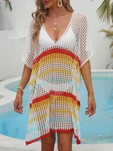 Texture détaillée de la robe de plage en maille crochetée à rayures colorées ajourée