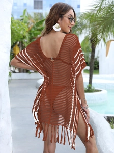 Détail d'une robe de plage au crochet avec franges et texture ajourée rayée