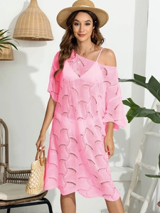 Detail der pinkfarbenen Strandtunika mit Off-Shoulder-Schnitt und gewelltem Strickmuster