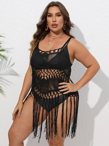 Détail de la robe de plage en crochet noir avec motifs ajourés et longues franges fluides
