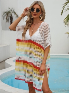 Détail de la robe de plage au crochet blanc avec rayures colorées et motifs ajourés