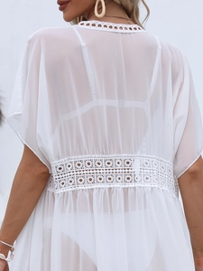 Vue arrière d'un cardigan de plage en mousseline et dentelle avec anneau découpé élégant