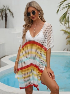 Détail du cache-maillot au crochet avec rayures colorées et fente latérale au bord