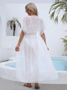 Détails de la dentelle ajourée sur ce cardigan de plage blanc en mousseline légère