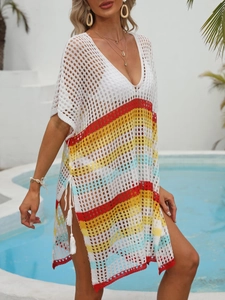 Détail de la tunique de plage au crochet avec rayures colorées et fente à pompons