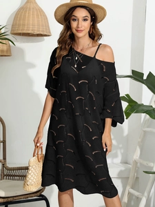 Detail der schwarzen Häkel-Strandkleid mit gewellter Strickstruktur und Träger-Design