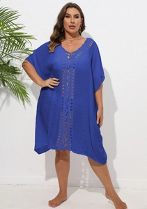 Détail du cache-maillot de bain grande taille bleu roi avec dentelle et col en V