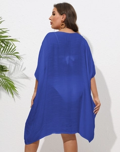 Détail de la vue arrière d'un cache-maillot bleu roi en tissu léger transparent