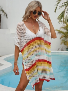 Détail d'un cache-maillot au crochet avec rayures colorées et liens à pompons latéraux