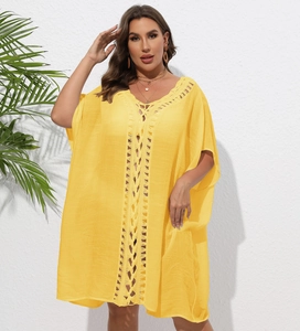Détail du cache-maillot jaune avec découpes en crochet et col en V pour la plage
