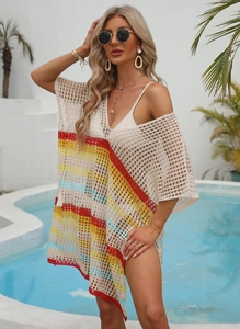 Détail d'un cache-maillot de plage en crochet arc-en-ciel avec franges et col en V