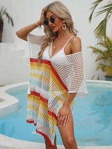 Détail du cache-maillot au crochet avec rayures colorées et cordon à pompons latéral