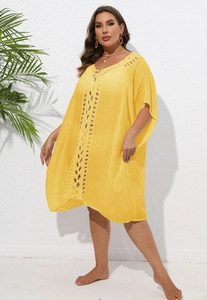 Détail du paréo de plage jaune avec décolleté en crochet et coupe bohème décontractée