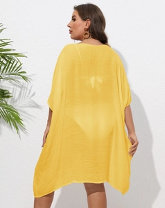 Vue détaillée du dos d'un cache-maillot de plage jaune transparent à la coupe ample